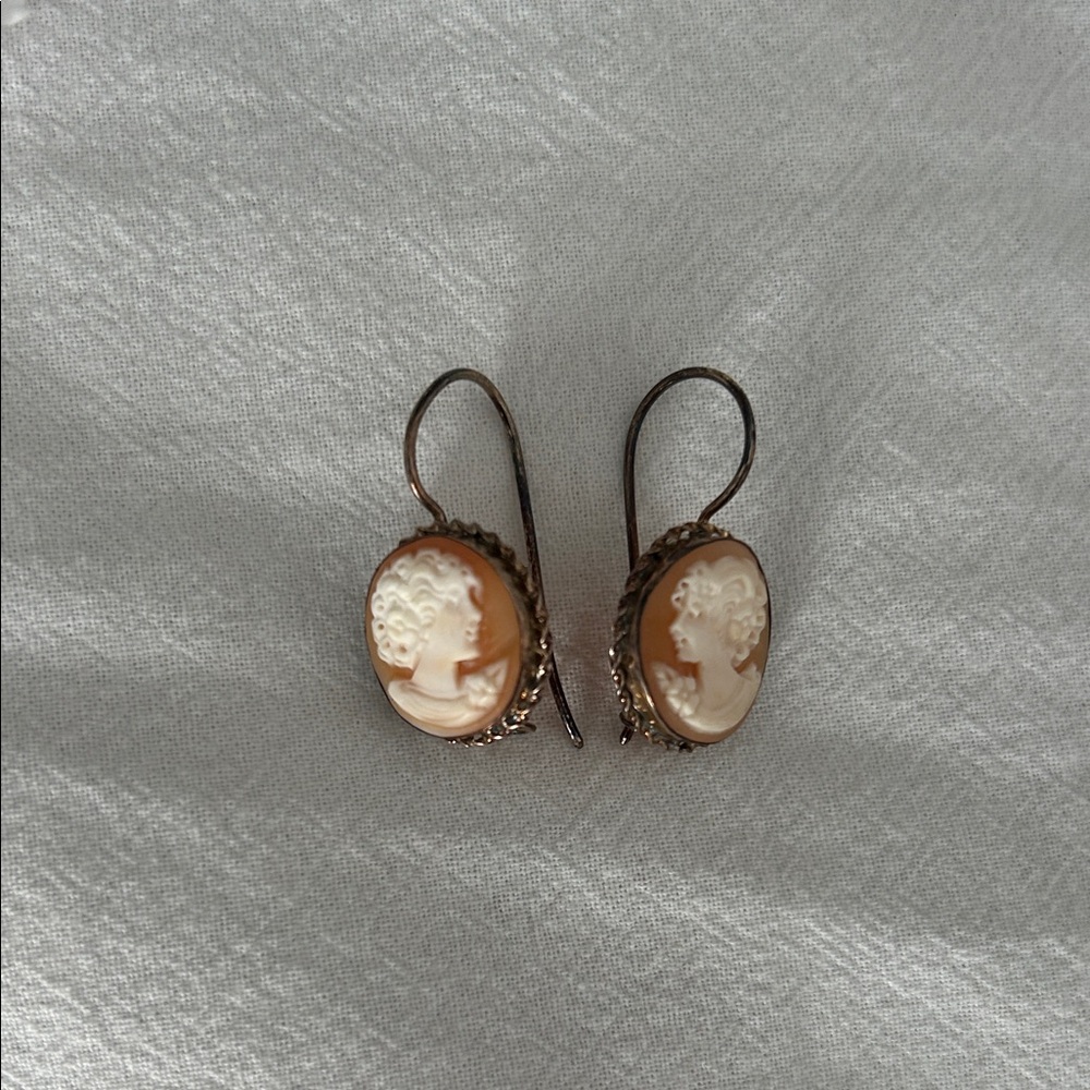 Vintage-Inspired Cameo Earrings in Gold